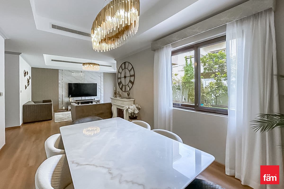 Elegant Townhouse With Landscaped Garden