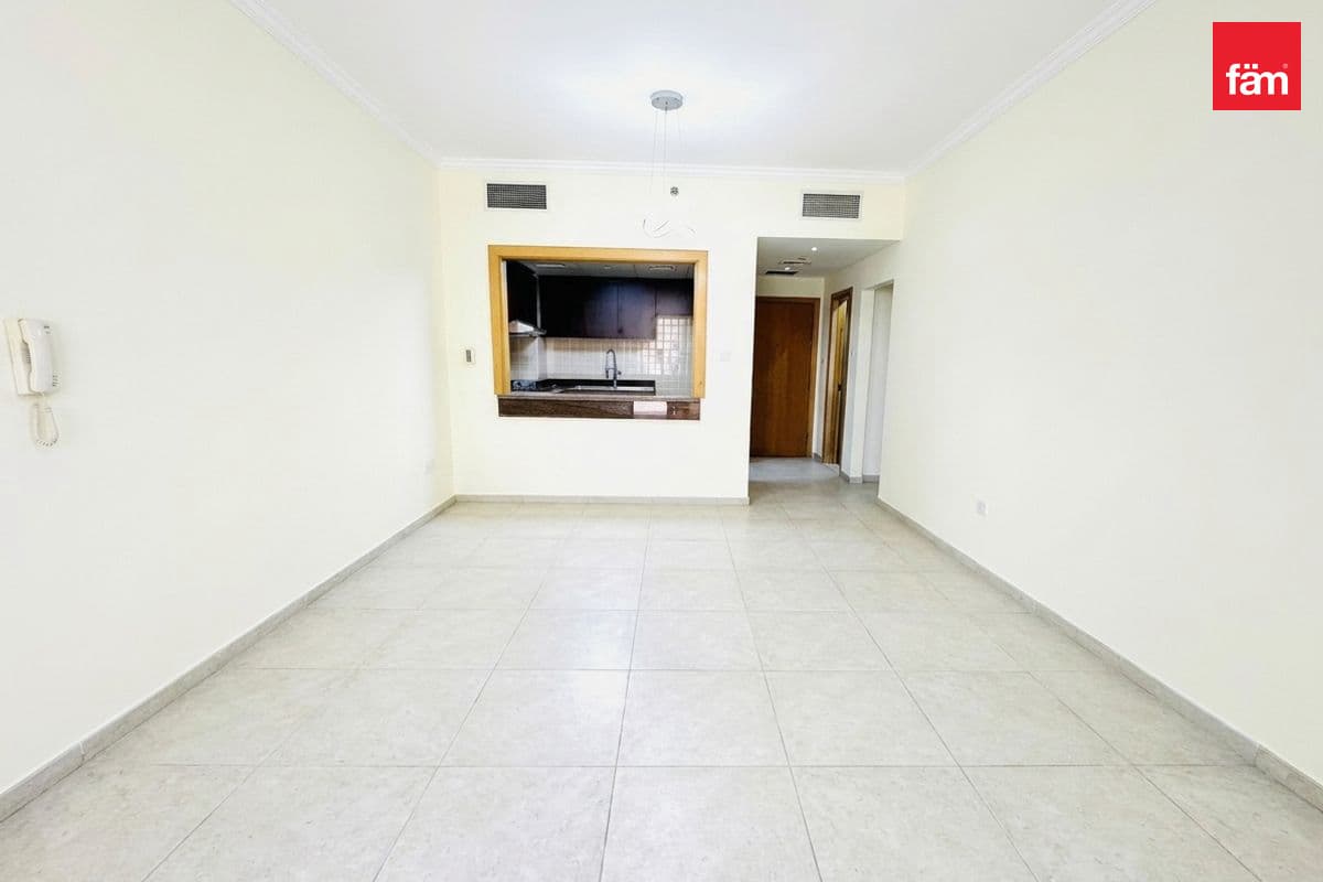 Family Living | Balcony | Prime Location