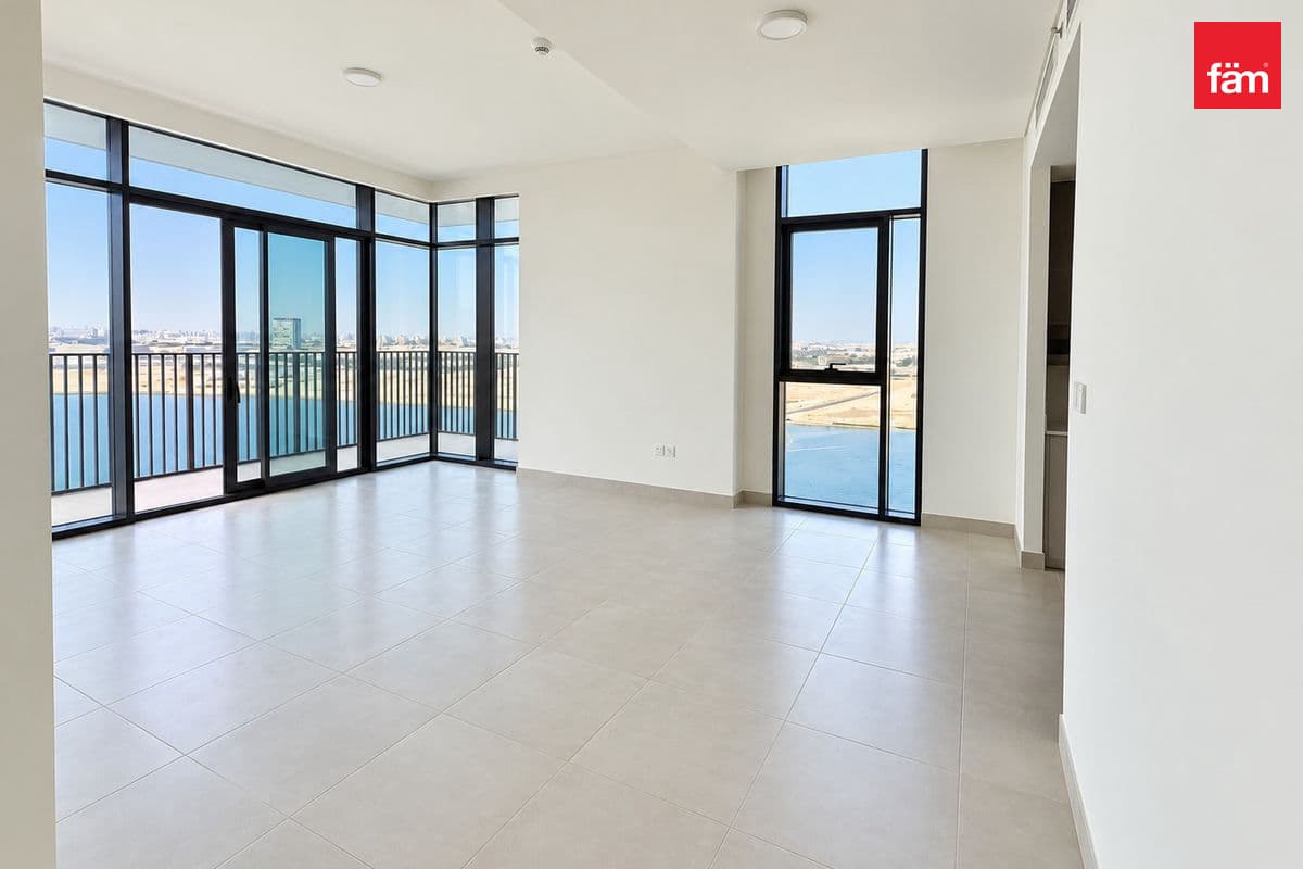 Prime Waterfront | Mid Floor | Close To Park