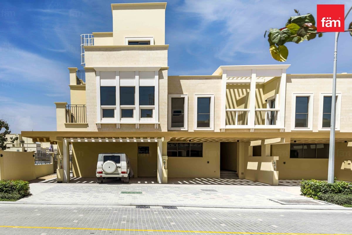 Single Row | End Corner | Huge Plot | Park View