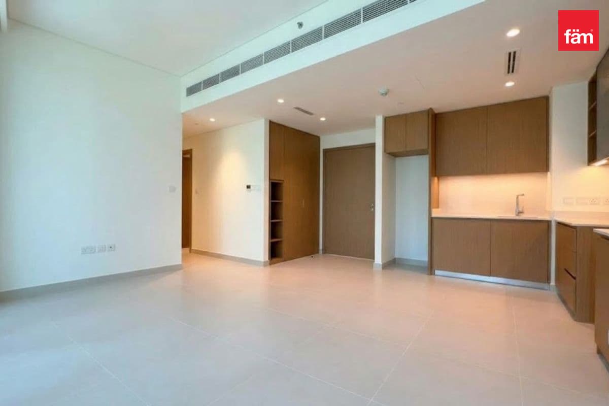 Elevated Creekside Living | High-Floor In Moor