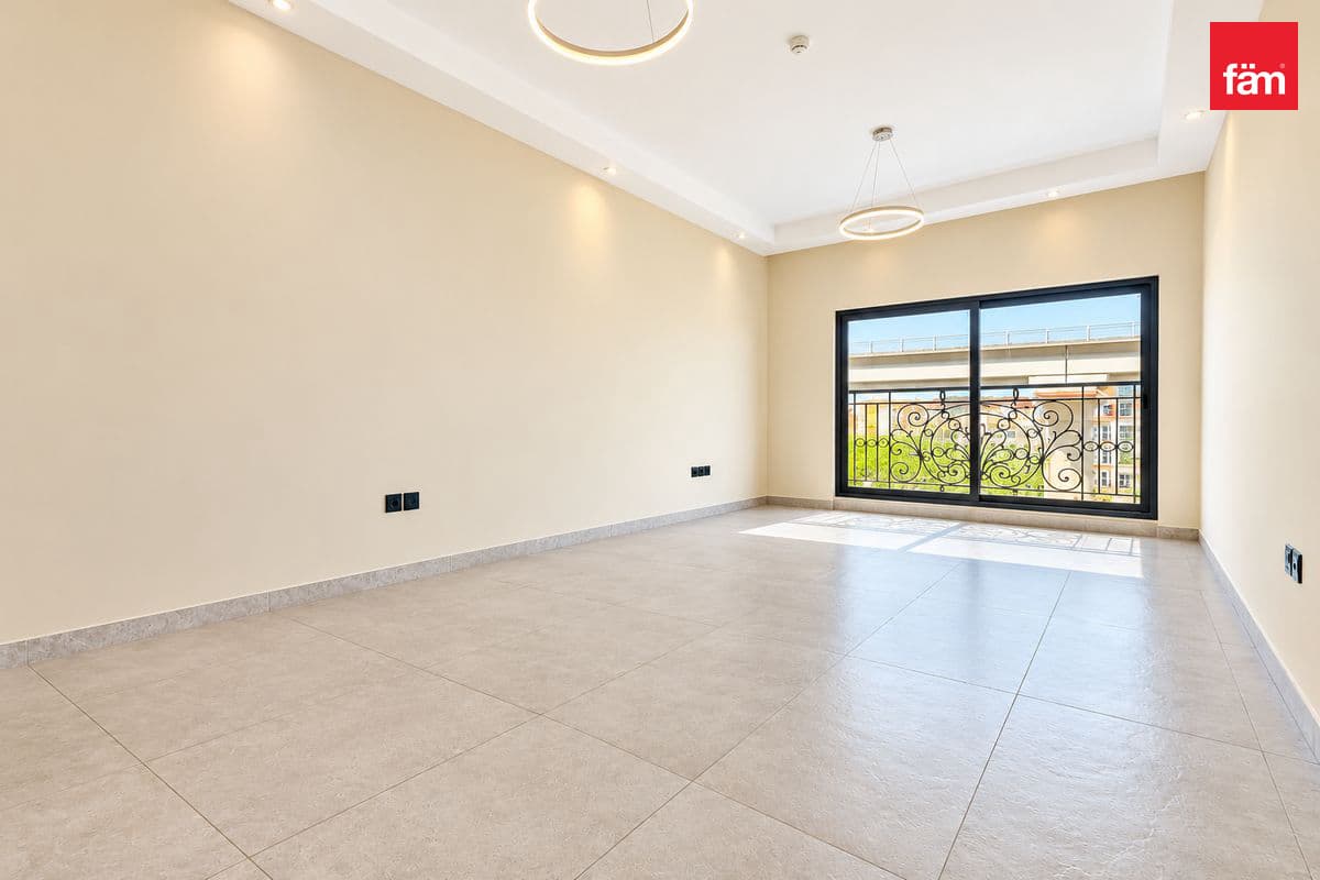 Near To Metro | Chiller Free | Close To Arcadia