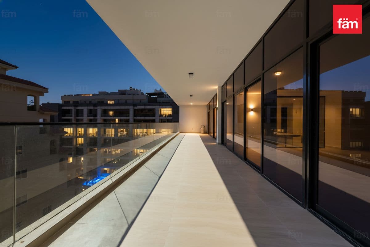Modern Living | Closed Kitchen | Family Friendly