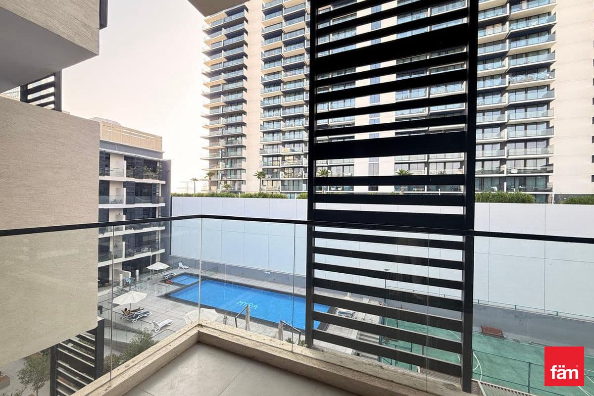 Ready To Move Pool View Study Room Spacious Size