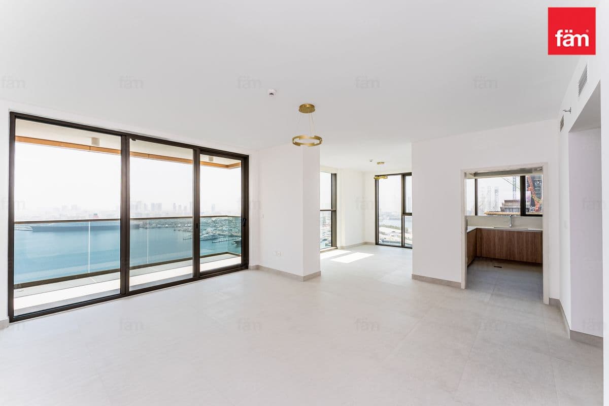 High Floor / Fantastic Sea Views / Vacant