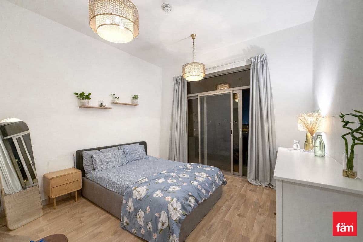 Upgraded | Convertible 2 Beds | Vacant | Furnished