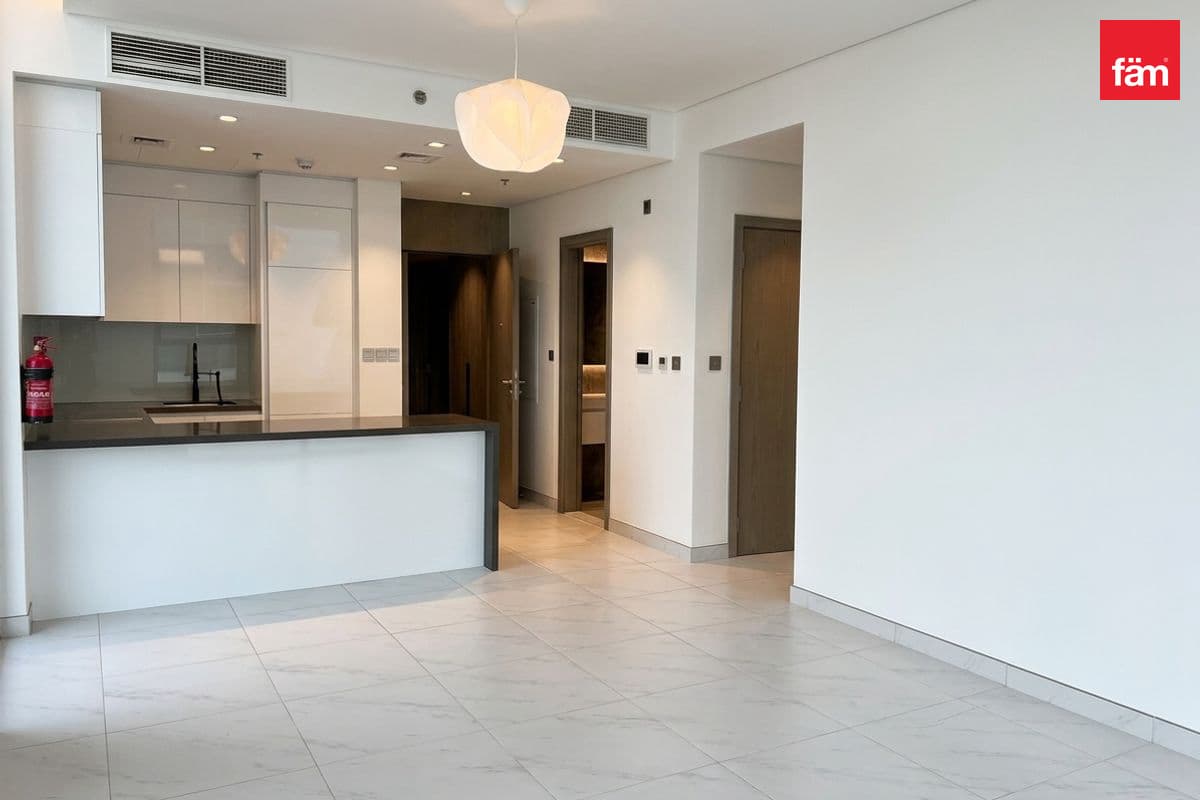 Vacant | Bright Unit | Spacious| Corner Unit