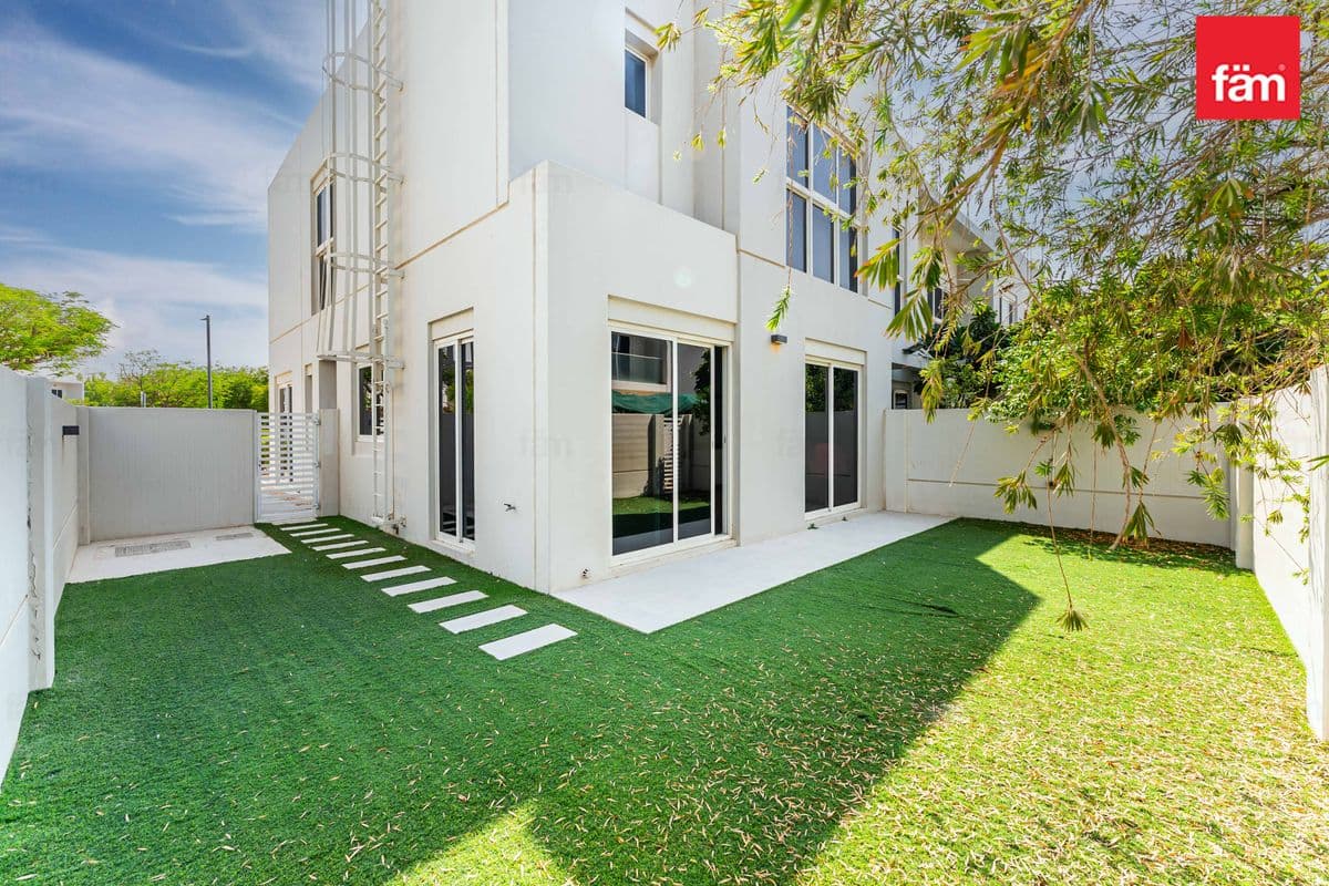 Pool View | Close To Park | Vacant I End Unit