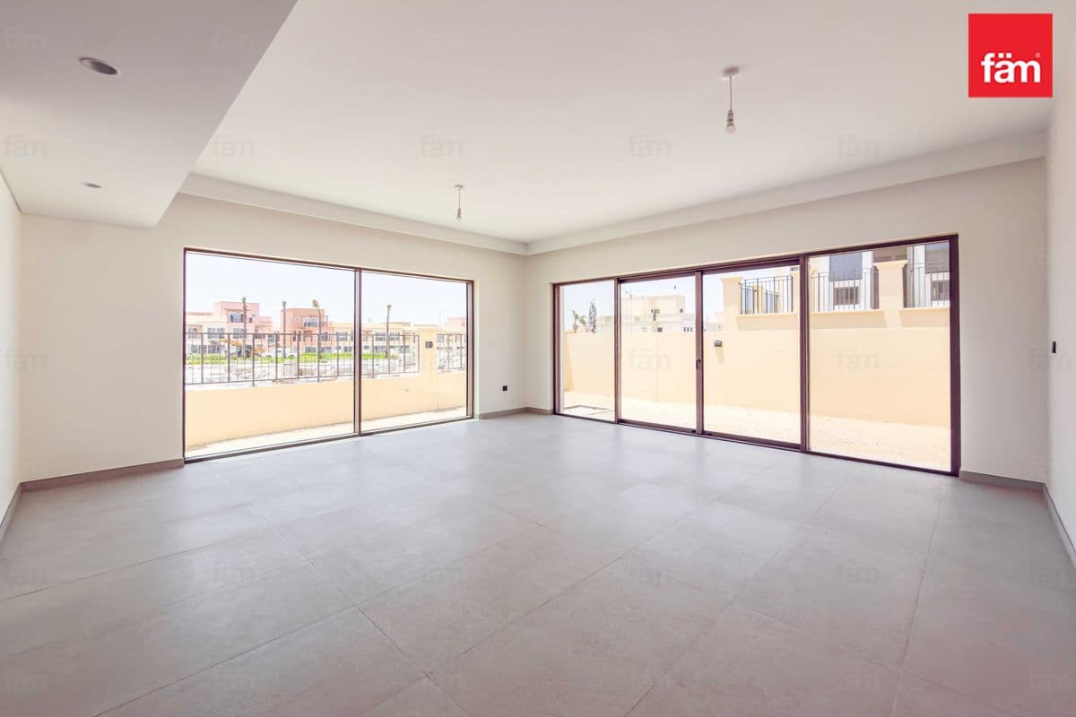 Corner | Single Row | Close To Lagoons