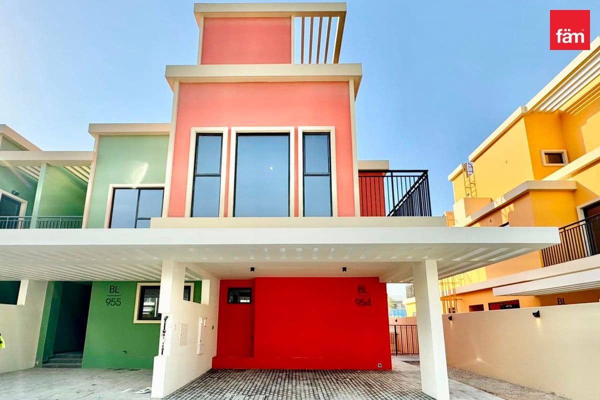 Single Row | 5 Bedroom + Maid | Townhouse