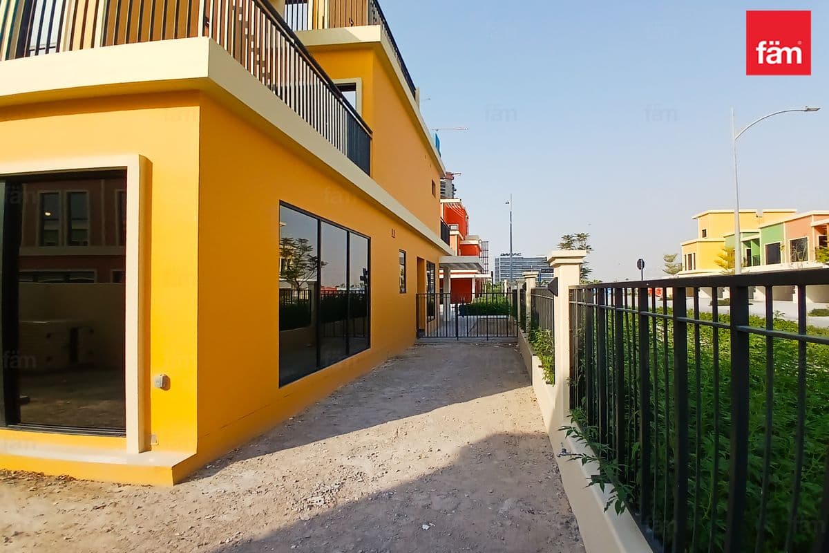 Single Row| Pool Facing Corner| Vastu Compliant