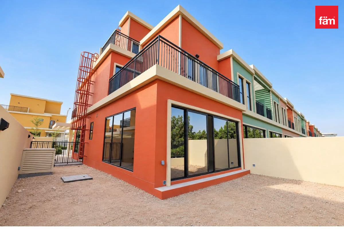 Corner | Spcious | Large-Plot | Single-Row | New