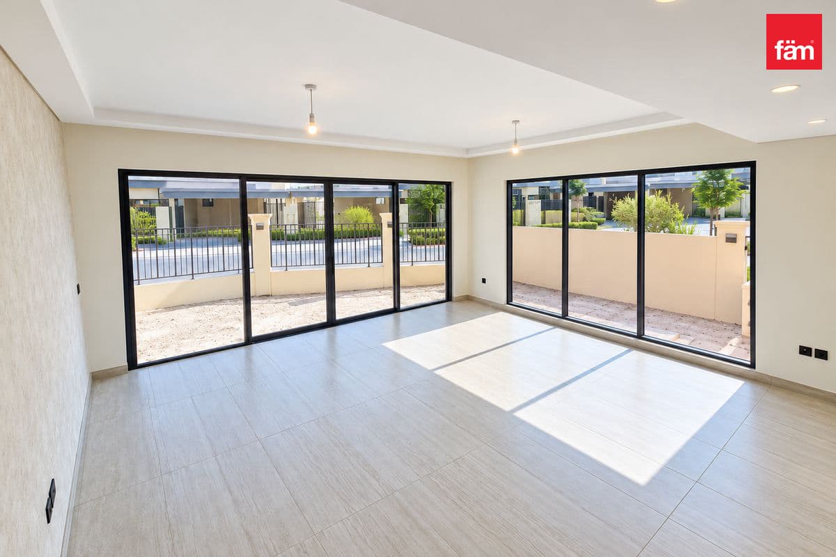 Single Row | End Unit | Ready To Move In | Maid