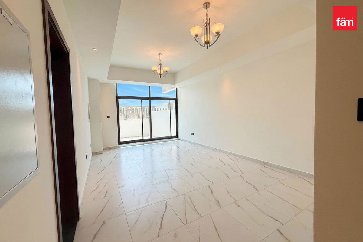 Middle | Single Row | Closed Kitchen | Brand New