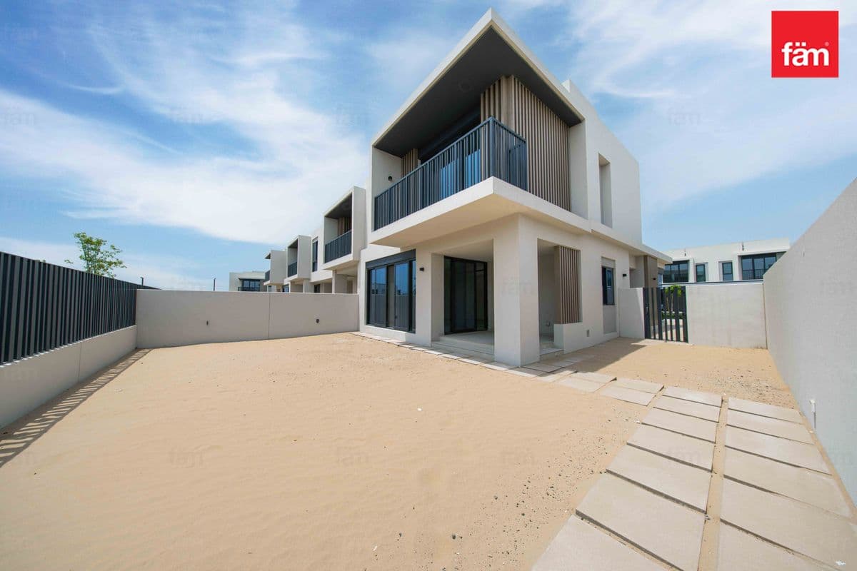 4 Bedrooms Townhouse Available For Salee In Jav