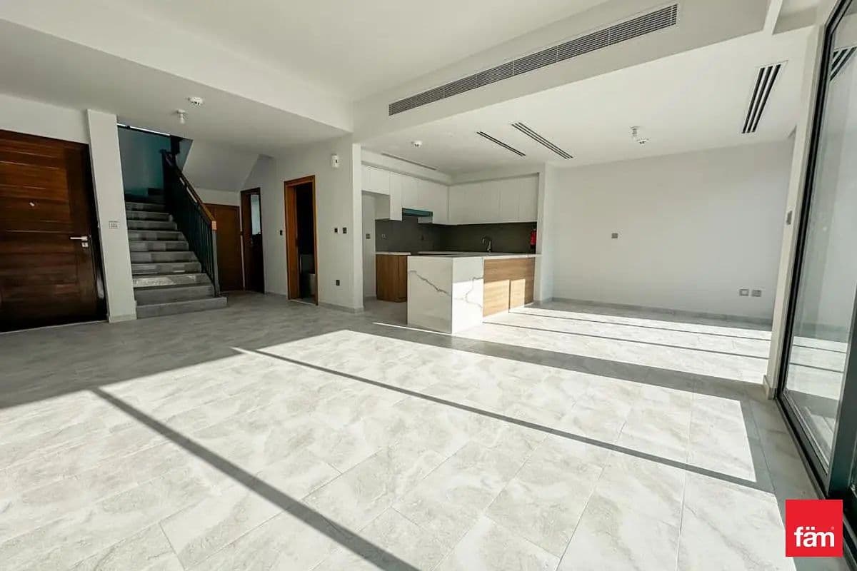 Single Row Close To Pool And Park