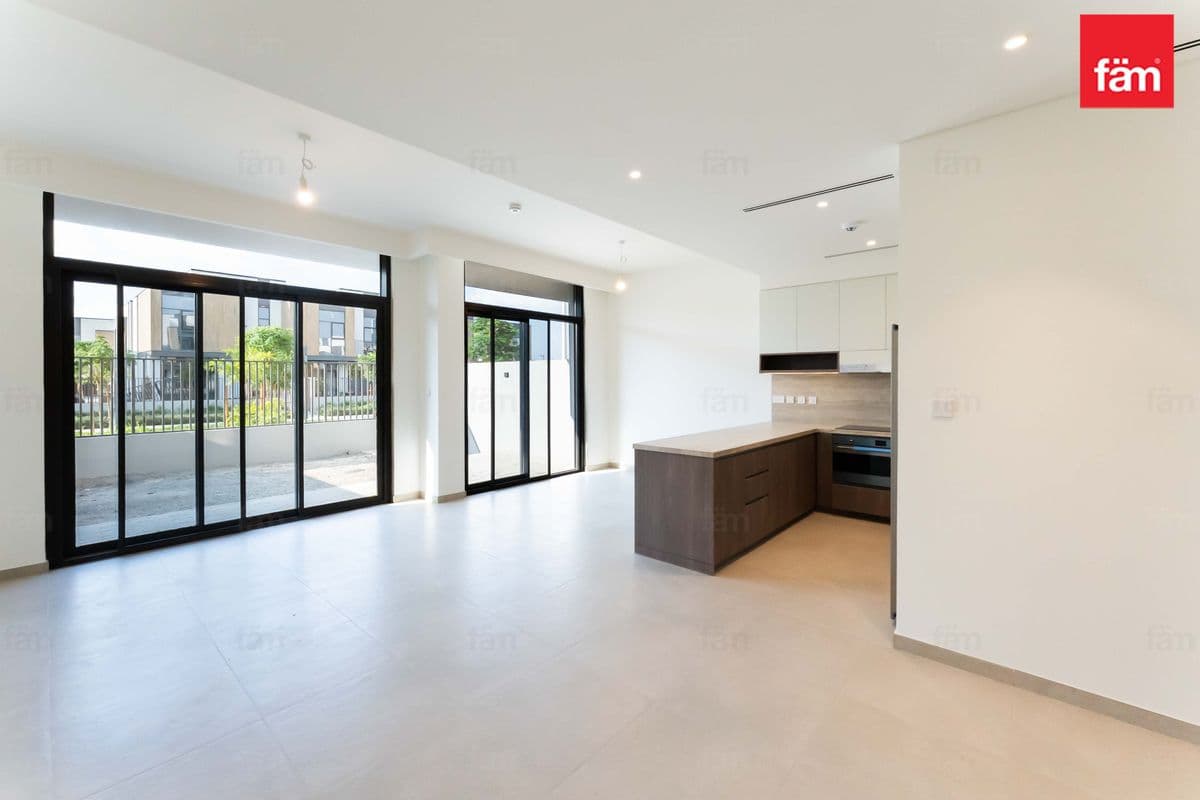 Single Row / Directly On The Park /Spacious Layout