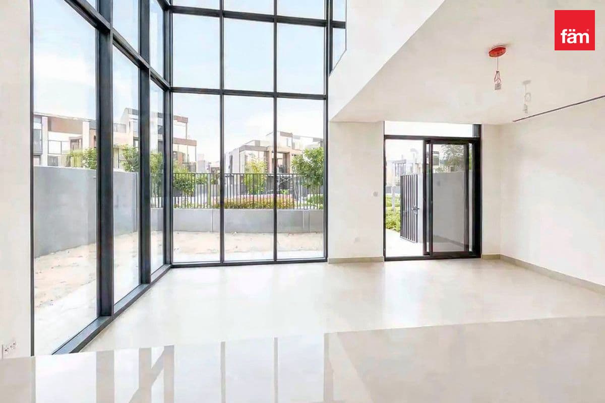 4+Maid| Main Park And Pool View | Corner