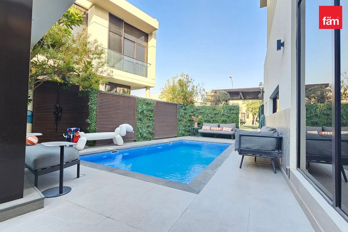 Corner Unit / Private Swimming Pool / Vacant