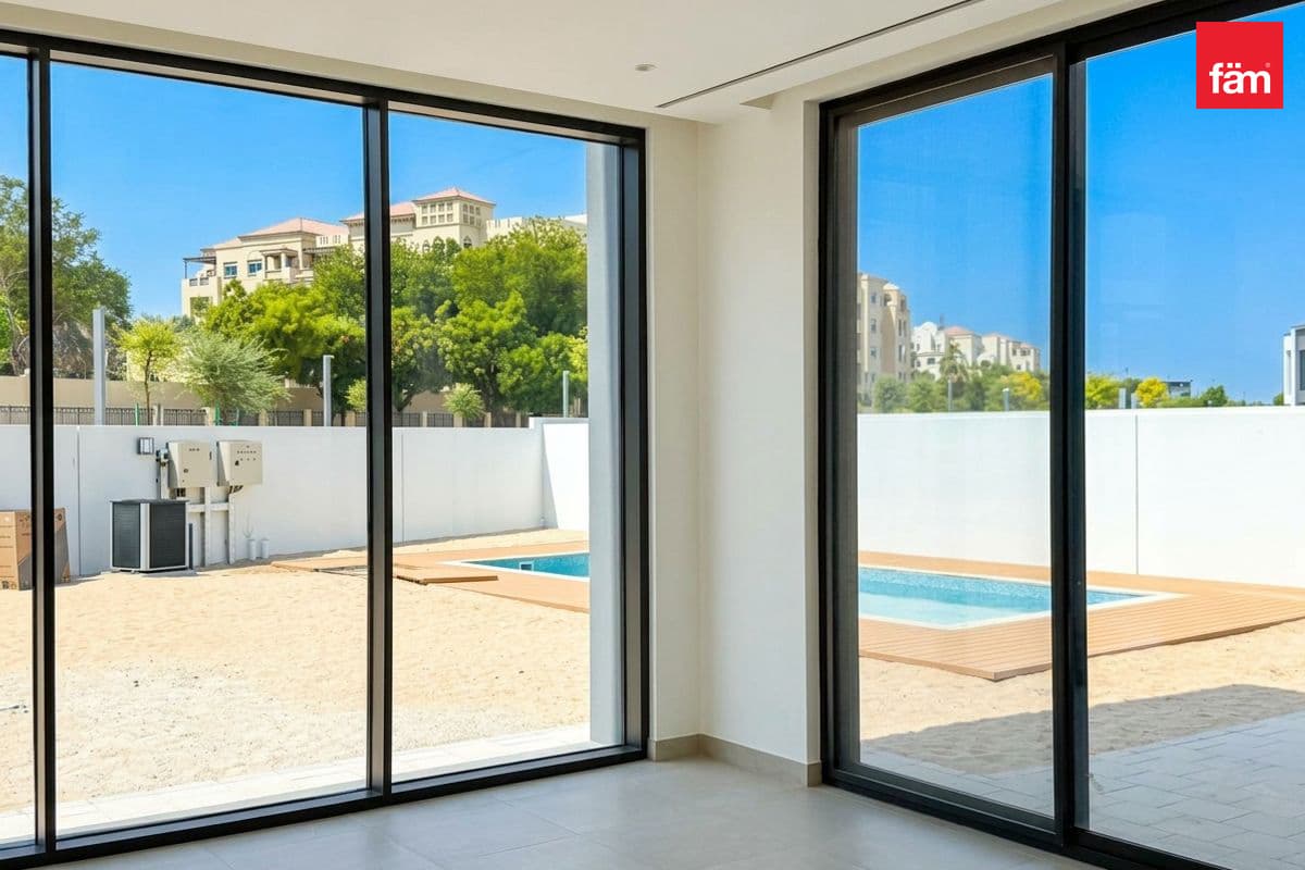 Vacant | Single Row | Private Pool | Spacious Gard