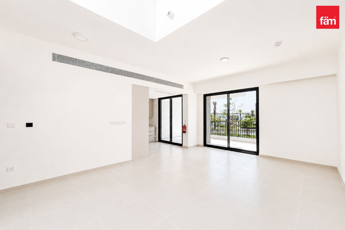Vacant & Ready | On Single Row | Walk To Pool