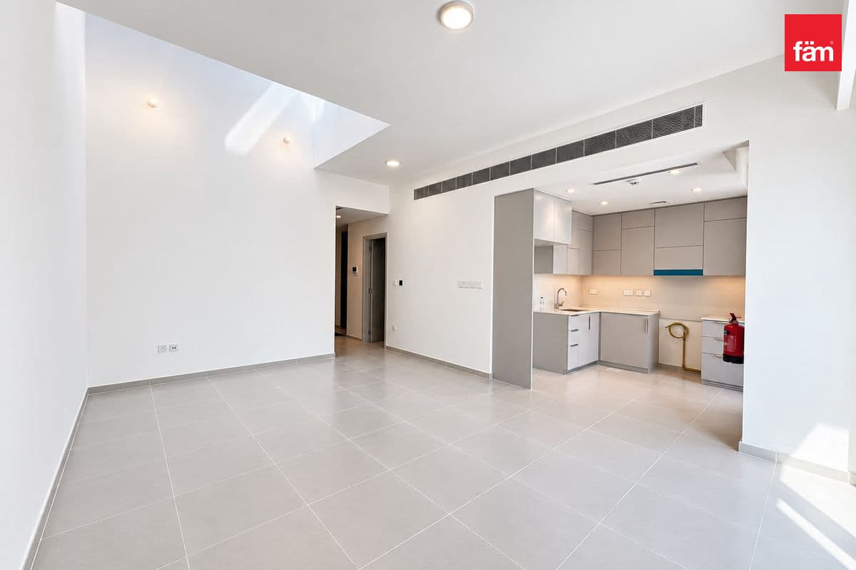 Skylight | Close To Pool | Brand New | 4 Cheques