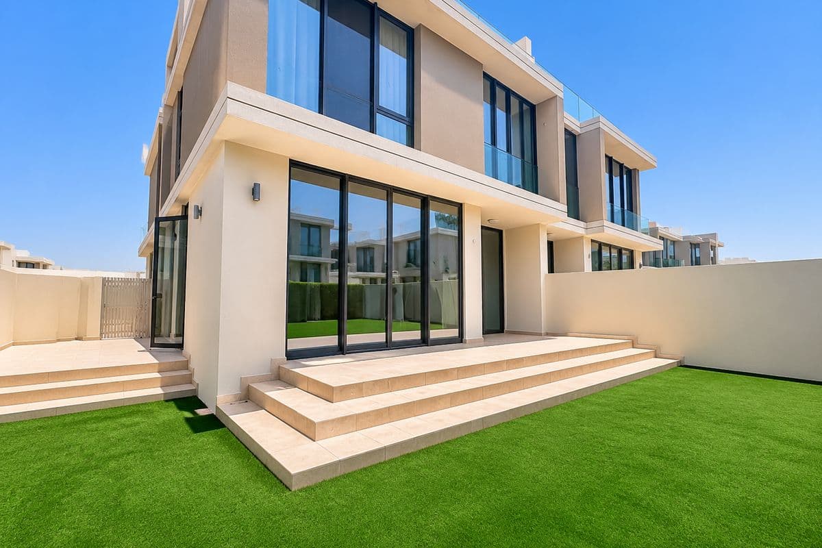 Park Facing 3 Bed Club Villa For Rent