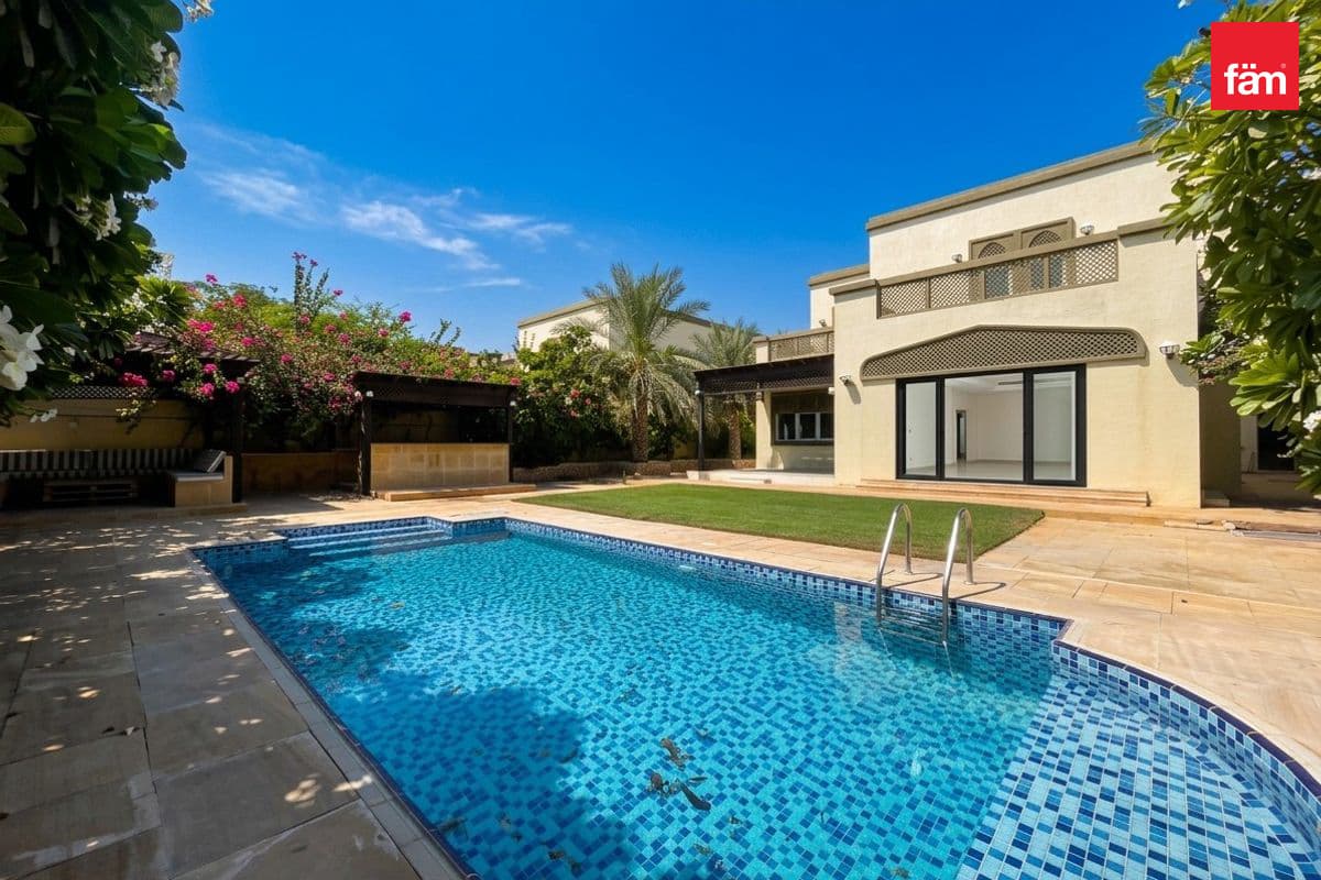 Beautiful Spacious 4 Bedroom Ensuite Villa /Pool