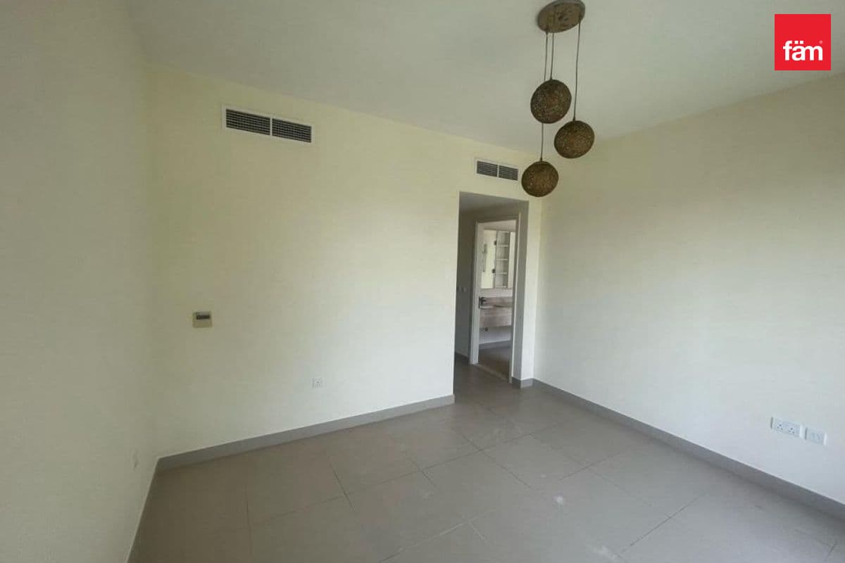 3 Br | Well Maintained | Middle | Landscaped