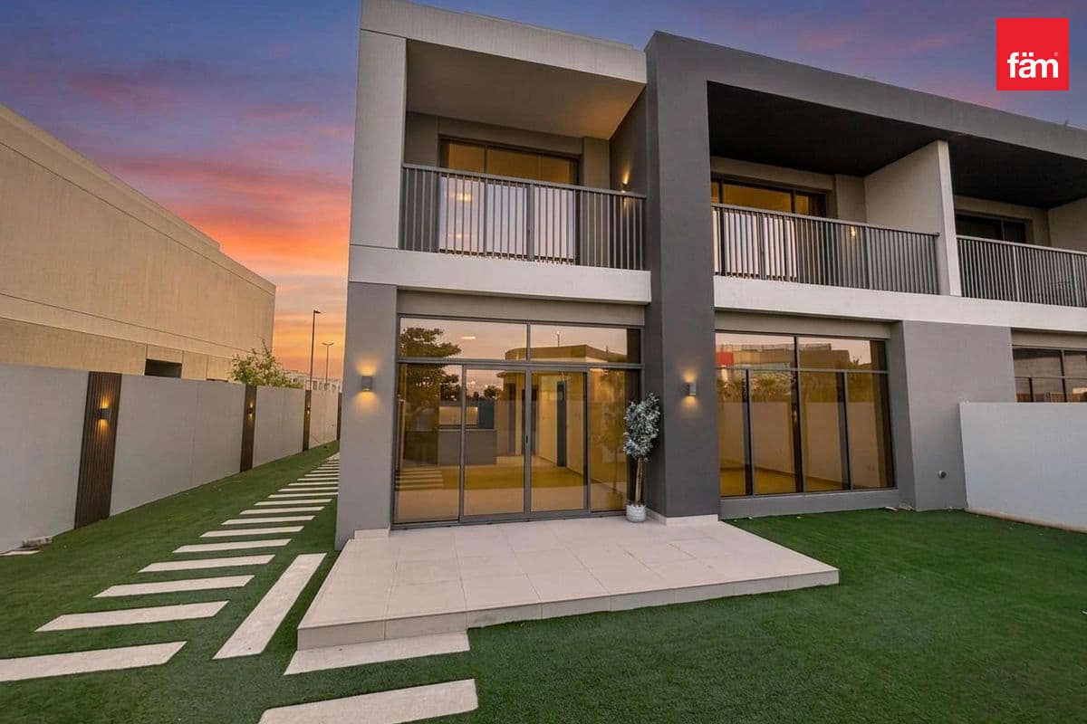 Lagoon Facing-5br + Maid + Study Villa-Best Price