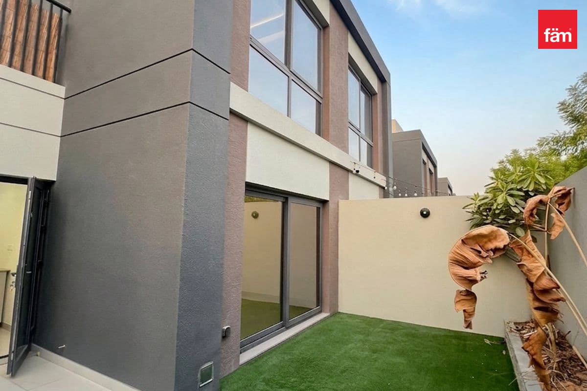 Single Row | Landscaped | Community Expert