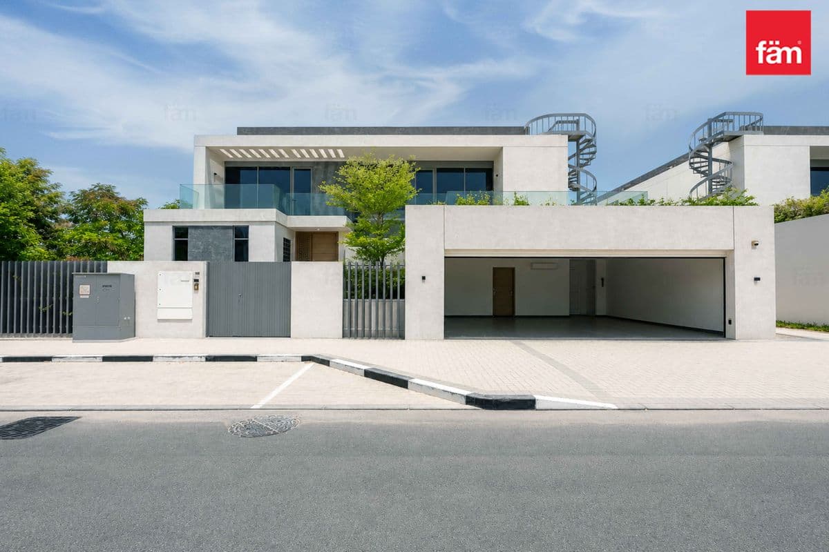 Luxurious Villa | Massive Size | Corner
